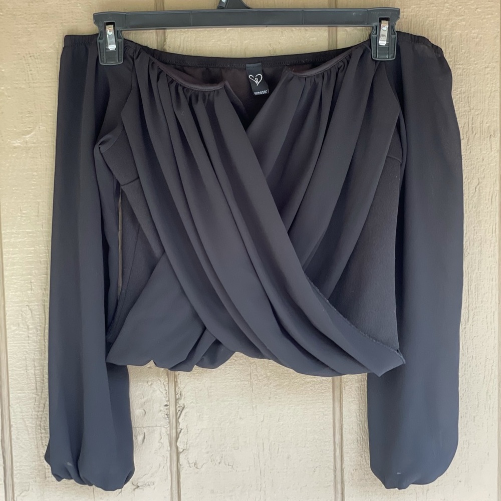 Off the shoulder ‘V’ cut